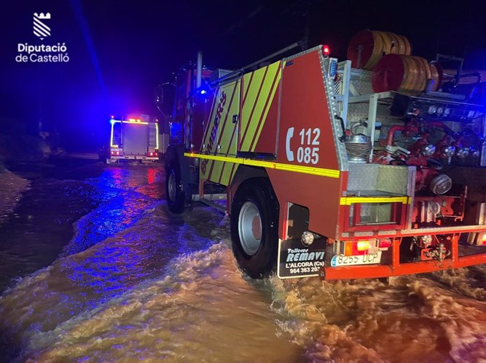 Els bombers continuen realitzant buidatges d'aigua i sanejament de façanes a Castelló