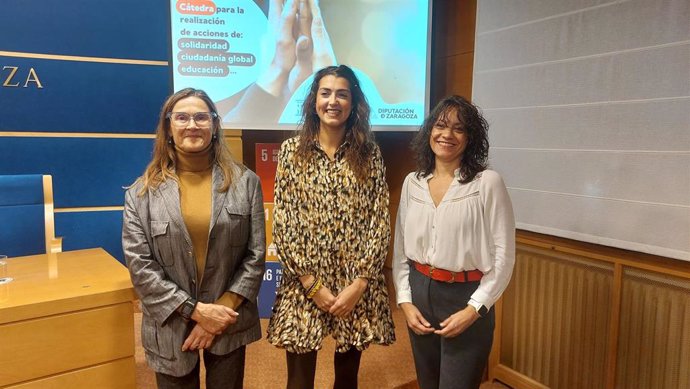 La vicerrectora de Transferencia e Innovación Tecnológica de Unizar, Gloria Cuenca; la diputada delegada de Solidaridad y Cooperación de la DPZ, Nerea Marín; y la codirectora de la Cátedra de Solidaridad y Ciudadanía Global, Ana Cristina Blasco.