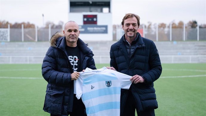 Andrés Iniesta (NSN) y Jaume Sabater (Stoneweg) posan con la camiseta del FC Helsingor, club de Dinamarca que gestionarán ambas entidades