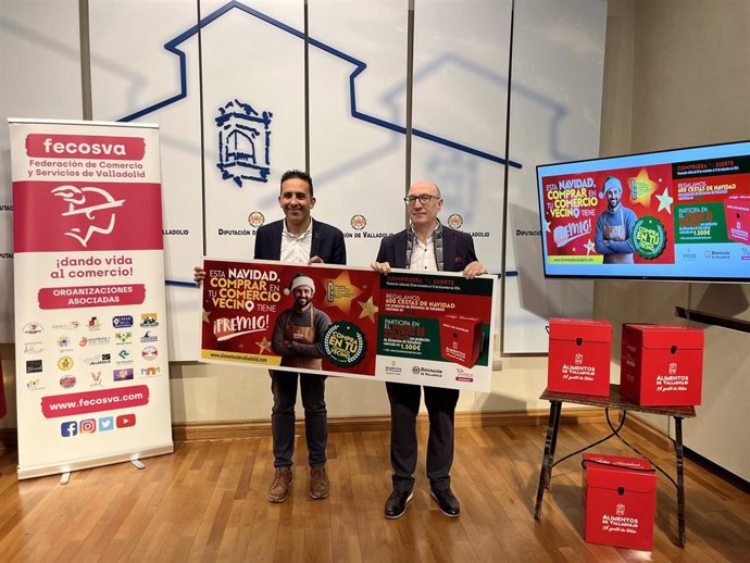 El diputado de promoción Agroalimentaria, Moisés Santana, y el presidente de Fecosva, Jesús Herreras, presentan la onceava edición de la campaña 'Esta Navidad comprar en tu comercio vecino tiene premio'