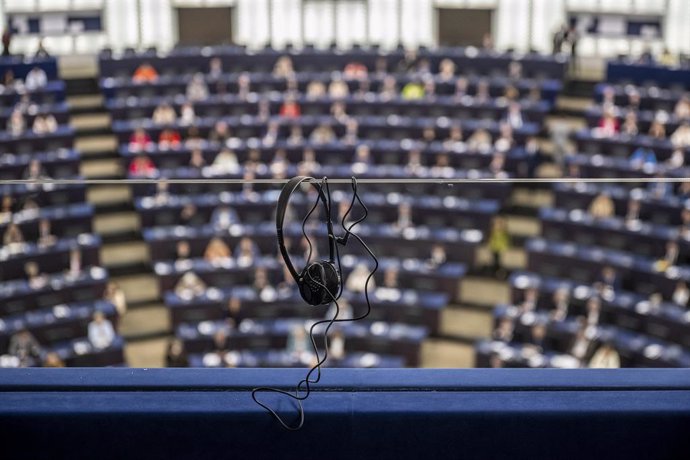 Archivo - September 17, 2024, Strasbourg, Bxl, France: Headphones hang in the Hemicycle of the European Parliament headquarters in Strasbourg, France on 17/09/2024 by Wiktor DÄbkowski