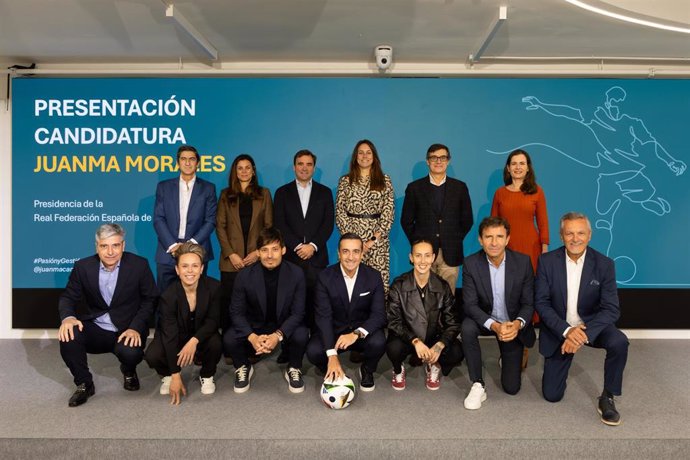 Juanma Morales (con balón) y su equipo de la candidatura para presidir la RFEF