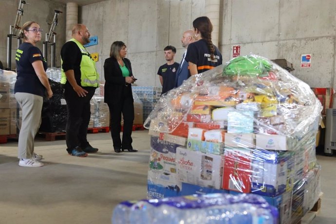 La alcaldesa de Cartagena, Noelia Arroyo, supervisa el envío de productos necesarios para ayudar en las inundaciones de Valencia