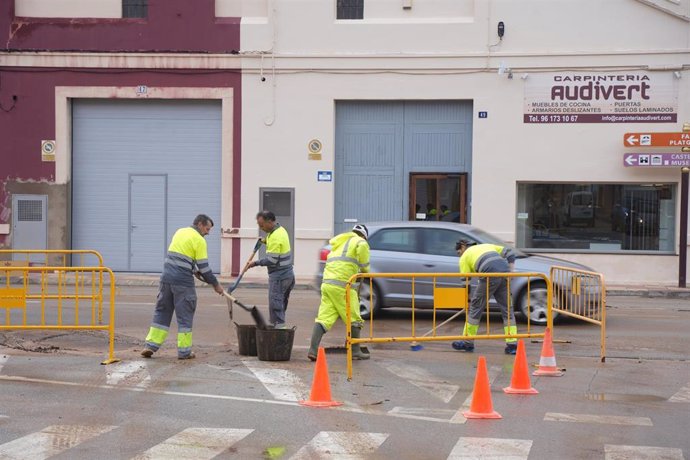 Trabajos de limpieza en Cullera (Valencia)