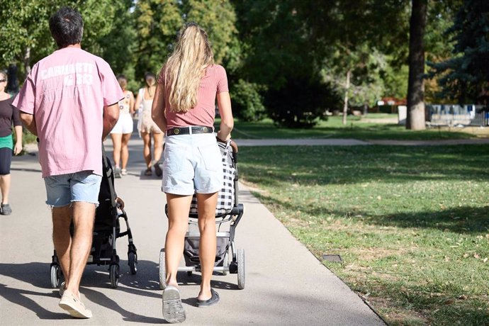 Archivo - Una familia en el Parque de El Retiro, a 26 de agosto de 2023, en Madrid (España).