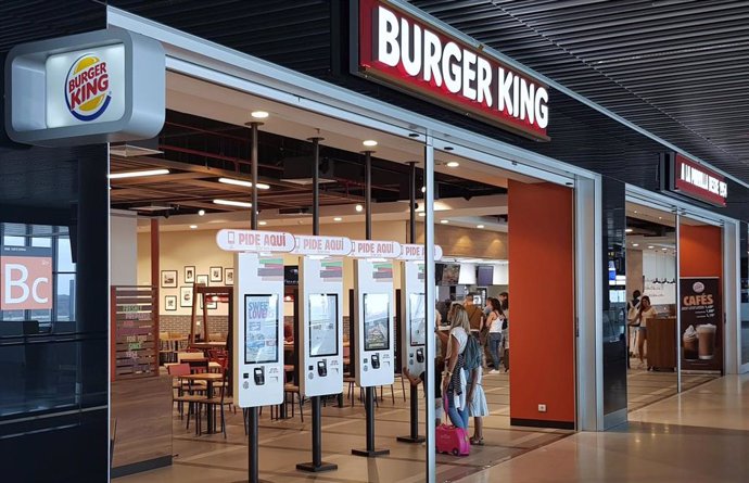 Archivo - Nuevo Burguer King en el aeropuerto de Gran Canaria