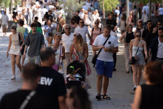 Archivo - Decenas de personas caminan por el centro de la ciudad, a 5 de julio de 2024, en Barcelona, Catalunya (España).