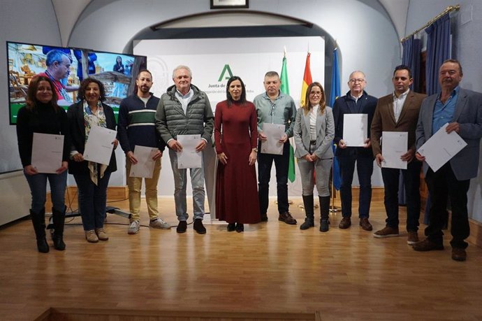 Gálvez (centro), en el acto de entrega de las resoluciones.