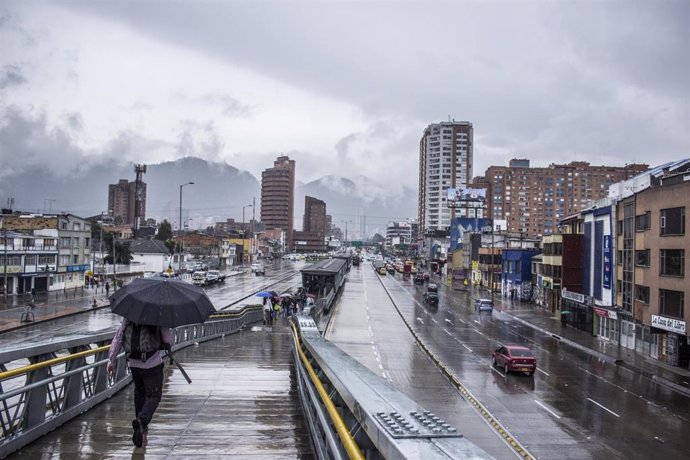 Archivo - Imagen de archivo de un temporal que azota Bogotá.