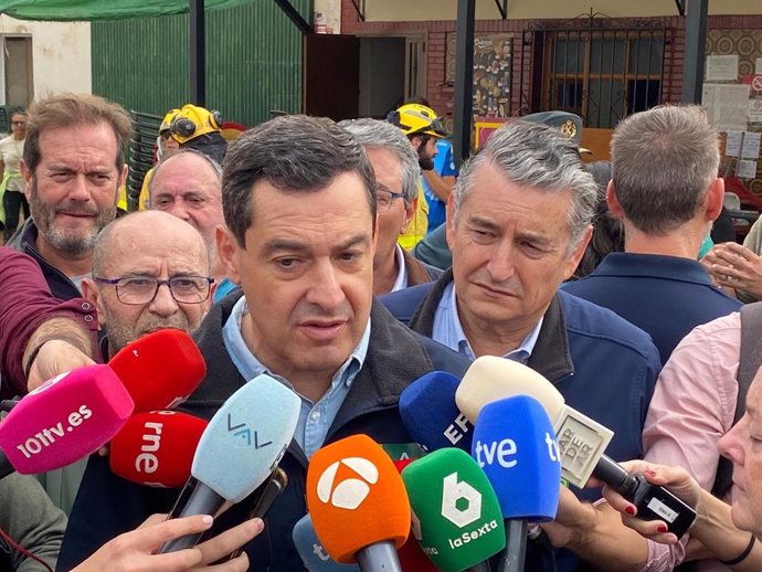 El presidente de la Junta, Juanma Moreno, atiende a los medios en Benamargosa (Málaga)