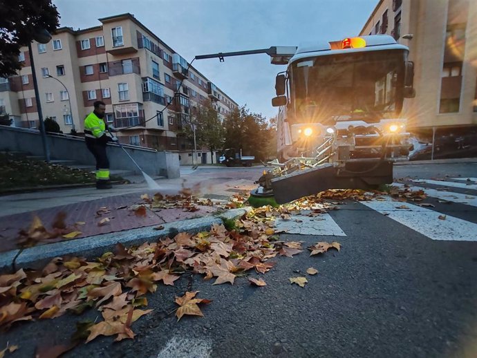 El Ayuntamiento de Salamanca aumenta a seis los equipos de recogida de hojas secas para su aprovechamiento en parques