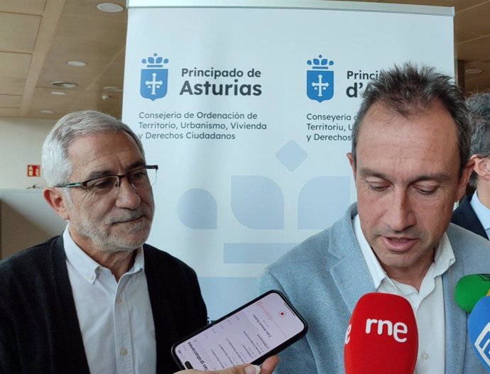 El coordinador de IU Asturias, Ovidio Zapico, y el portavoz de IU-Convocatoria por Oviedo, Gaspar Llamazares.