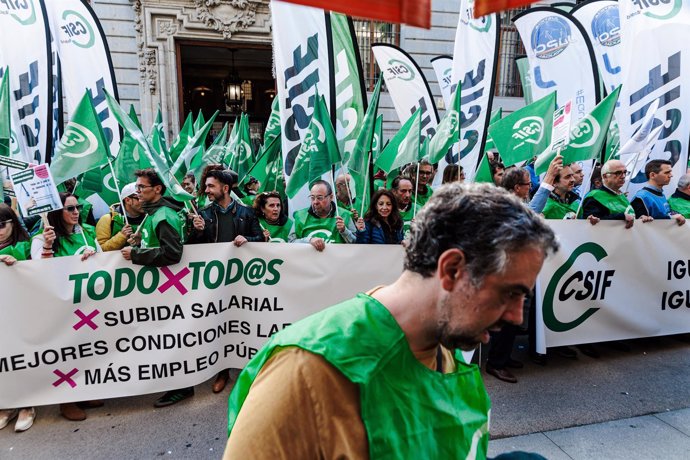 Manifestantes de la Central Sindical Independiente y de Funcionarios (CSFI), durante la concentración frente al Ministerio de Hacienda para pedir la mejora de condiciones laborales al conjunto de los empleados públicos y en defensa de Muface, en calle Alc