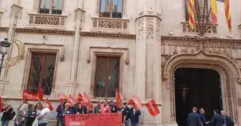 Una veintena de trabajadores de Tirme se concentran frente al Consell de Mallorca para desbloquear el convenio colectivo