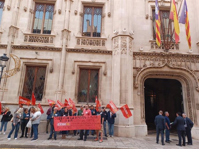 Concentración de los trabajadores de Tirme a las puertas del Consell de Mallorca.