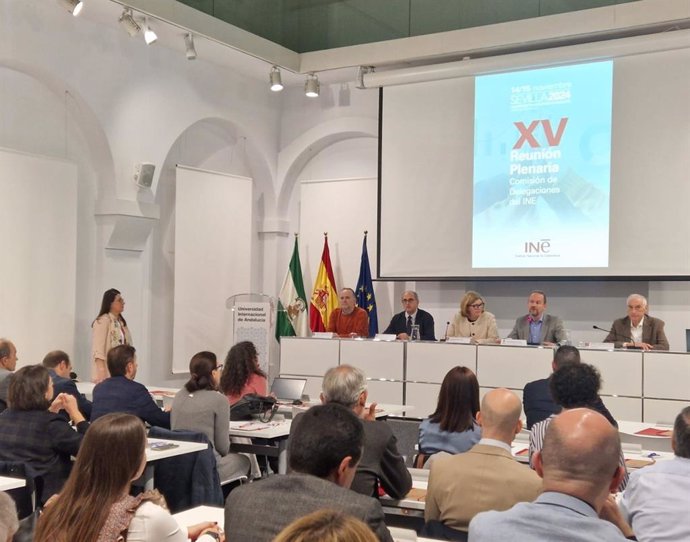 El rector de la Universidad Internacional de Andalucía (UNIA), José Ignacio García, y la presidenta del Instituto Nacional de Estadística (INE), Elena Manzanera, han inaugurado el Pleno de la Comisión de Delegaciones del INE en Sevilla.