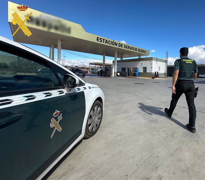 Un agente de la Guardia Civil de Almería se acerca a la estación de servicio de Albox (Almeria).