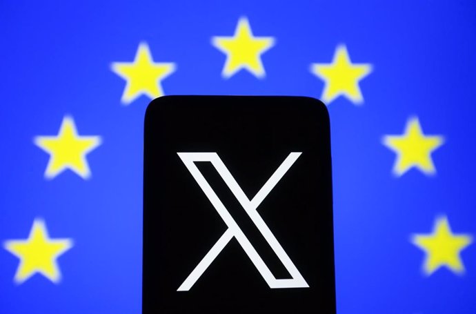 Archivo - Imagen del logo de X en un smartphone con la bandera de la Unión Europea (UE) en una pantalla de un ordenador (archivo)