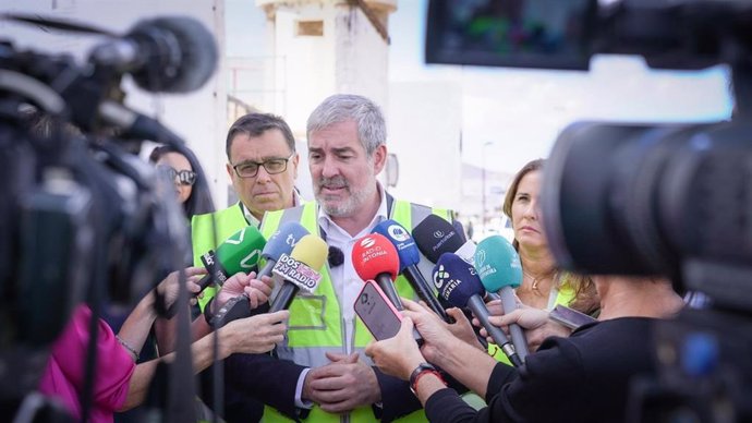 El presidente de Canarias, Fernando Clavijo, atiende a los periodistas tras conocer las obras que se llevan a cabo para luchar contra la emergencia hídrica en Fuerteventura