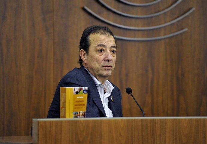 El expresidente de la Junta de Extremadura, Guillermo Fernández Vara, en la presentación del libro de Tomás Calvo Buezas en la Asamblea.