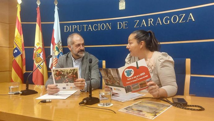 El diputado provincial José Manuel Latorre y la alcaldesa de Valtorres, Noelia Sánchez.