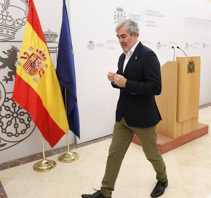 El presidente de Canarias, Fernando Clavijo, ofrece declaraciones tras la reunión con la vicepresidenta primera y ministra de Hacienda, María Jesús Montero, en la Sede del Ministerio de Hacienda, a 23 de octubre de 2024, en Madrid (España). El encuentro c