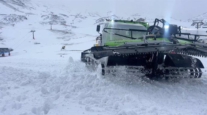 Las máquinas trabajan en la zona de principiantes consolidando la nieve caída durante el temporal