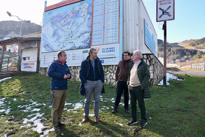 El diputado de Vox, Javier Jové, durante su encuentro con representantes vecinales de la urbanización de Brañillín en la propia estación invernal de Valgrande-Pajares, el