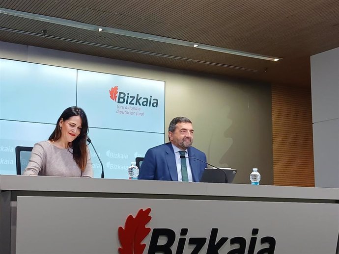 Los diputados vizcaínos Leixuri Arrizabalaga y Carlos Alzaga en rueda de prensa.