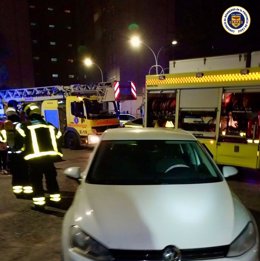 Efectivos de bomberos en la actuación del incendio en una vivienda en Jerez provocado por un enganche ilegal para plantar marihuana.