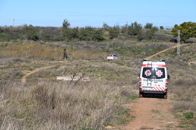 Una ambulancia de la Cruz Roja colabora en la búsqueda del joven de 21 años, Pablo Sierra, desaparecido el 2 de diciembre, a 6 de diciembre de 2021, en Badajoz, Extremadura, (España).