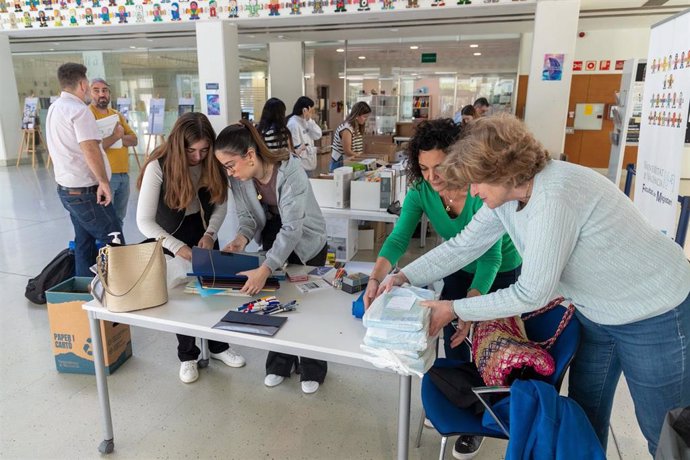 La Facultad de Magisterio de la Universitat de València comienza a enviar material en los colegios devastados por las inundaciones