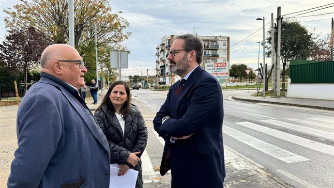 Molina (dcha.), habla con Jiménez (izda.), en presencia de Granados (centro), en la entrada a La Rambla.