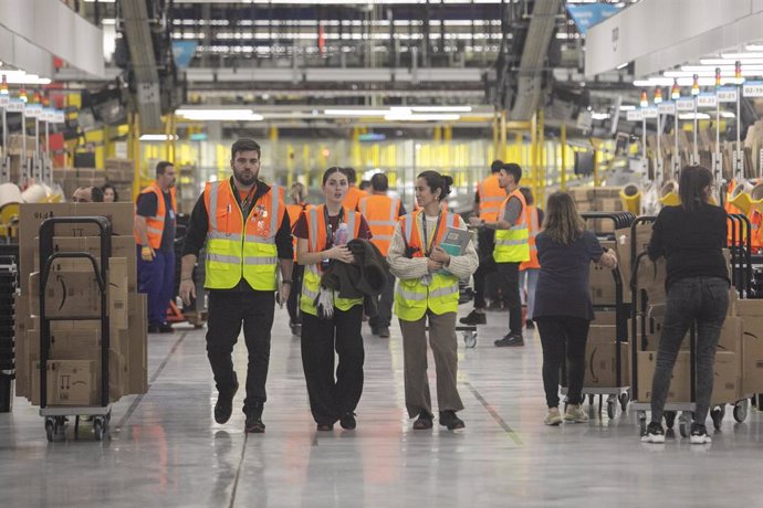 Varios trabajadores en el centro Logístico de Amazon en el polígono de Bobes, a 13 de noviembre de 2024, en Siero, Asturias (España).