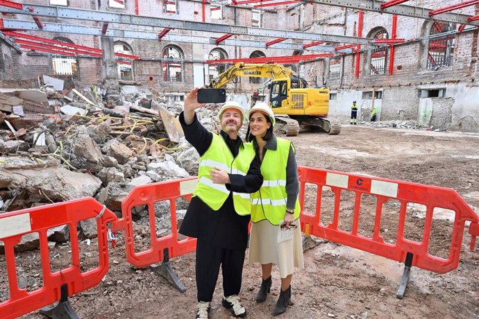 La alcaldesa de Santander, Gema Igual, durante una visita a las obras junto al director del Museo Nacional Centro de Arte Reina Sofía, Manuel Segade