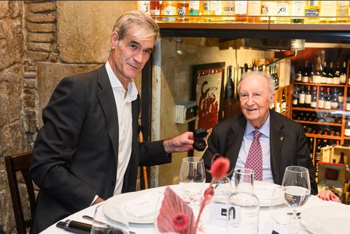 Antonio Martín entrega la insignia de oro de la acb a Eduardo Portela