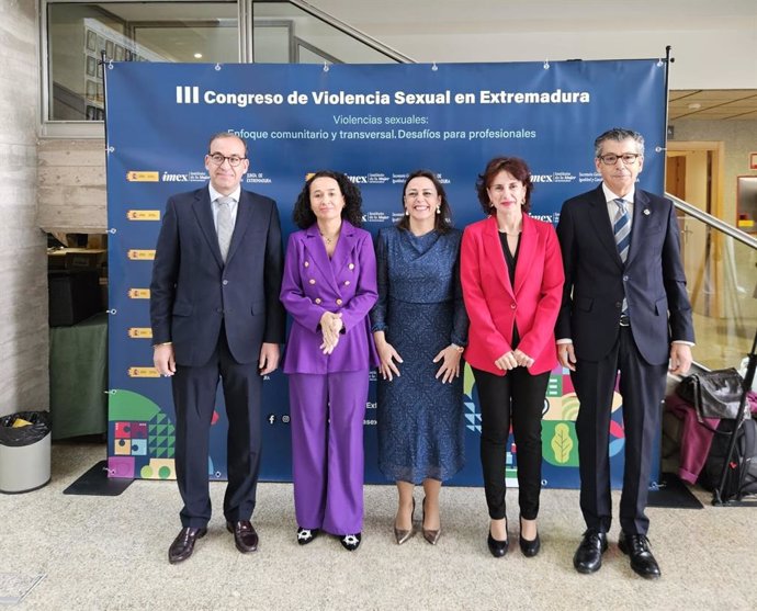 Autoridades en la inauguración del III Congreso de Violencia Sexual que se celebra en Cáceres