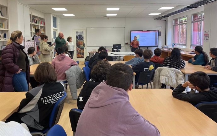 Charlas de la Asociación de la Prensa de Oviedo en institutos sobre noticias falsas.