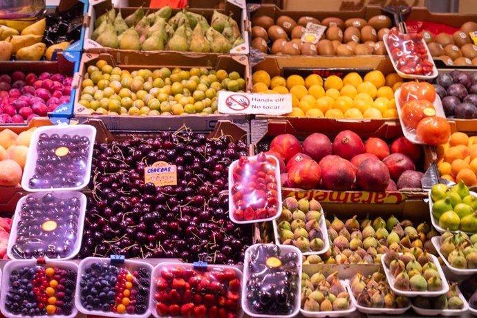 Archivo - Puestos de alimentos en un mercado de Sevilla