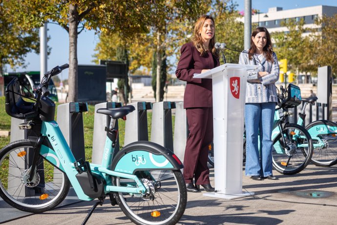 La alcaldesa de Zaragoza, Natalia Chueca, y la consejera municipal de Medio Ambiente y Movilidad, Tatiana Gaudes, con una de las bicicletas del nuevo servicio Bizi