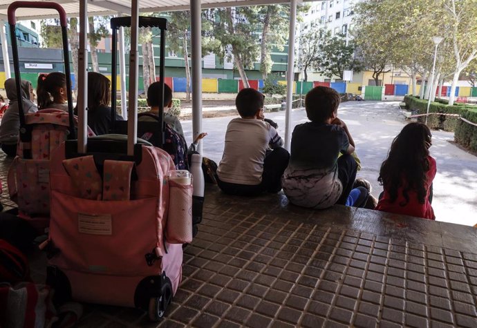 Varios niños vuelven a las clases en el Colegio de Amparo Albau en el día 13 tras el paso de la DANA por Valencia