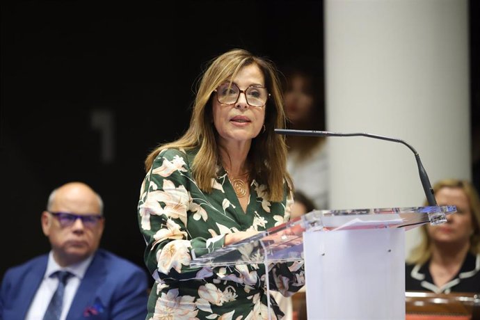 Archivo - La Diputada del Común Dolores Padrón, en un discurso en su toma de posesión en el Parlamento de Canarias