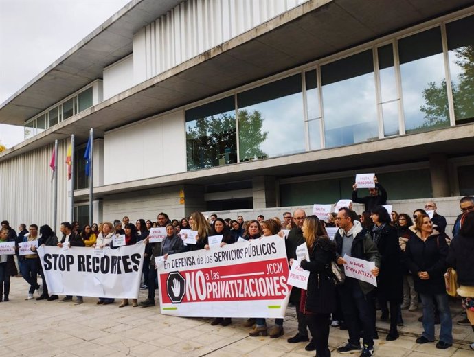 La Junta de Personal Funcionario de la provincia de Toledo, formada por STAS, CSIF, CCOO, UGT y USO, se ha concentrado a las puertas de la Delegación provincial de Bienestar Social para exigir el refuerzo del personal.