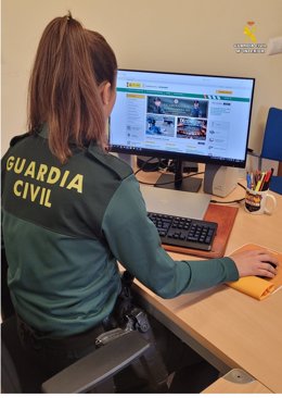 Imagen de archivo de una agente de la Guardia Civil