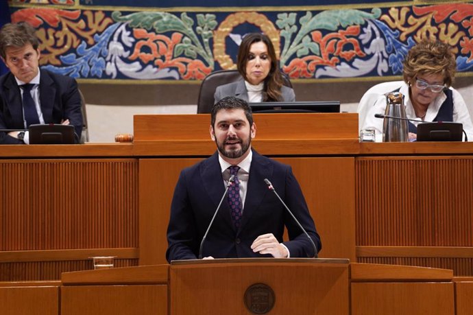 El portavoz de VOX en las Cortes de Aragón, Alejandro Nolasco, en una sesión plenaria.