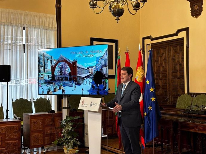 El presidente de la Junta de Castilla y León, Alfonso Fernández Mañueco, durante su intervención en el Ayuntamiento de Zamora