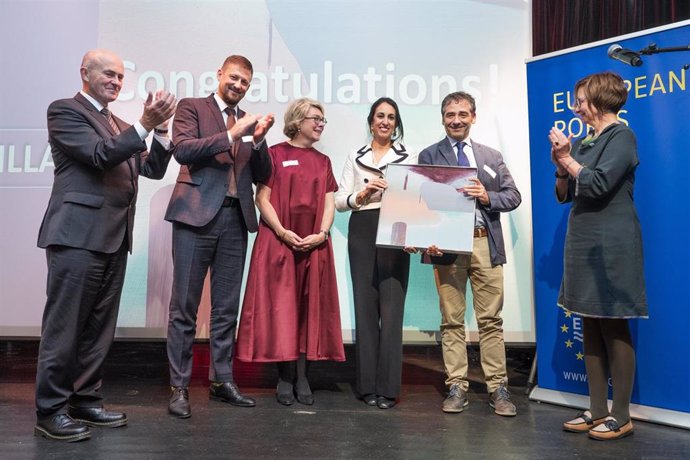 La delegación del Puerto de Sevilla recibe el premio en Bruselas