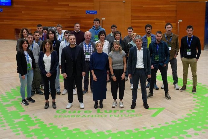 Representantes institucionales y participantes en la séptima edición del Congreso Gure Lurra en San Sebastián