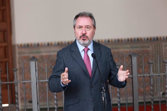 El secretario general del PSOE-A, Juan Espadas, atiende a los medios durante el debate de los presupuestos. (Foto de archivo).