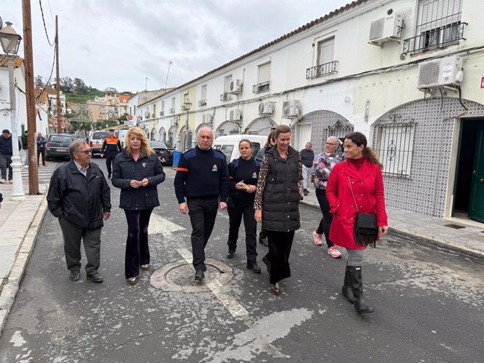 La alcaldesa de Huelva, Pilar Miranda, este jueves en la barriada de La Navidad.